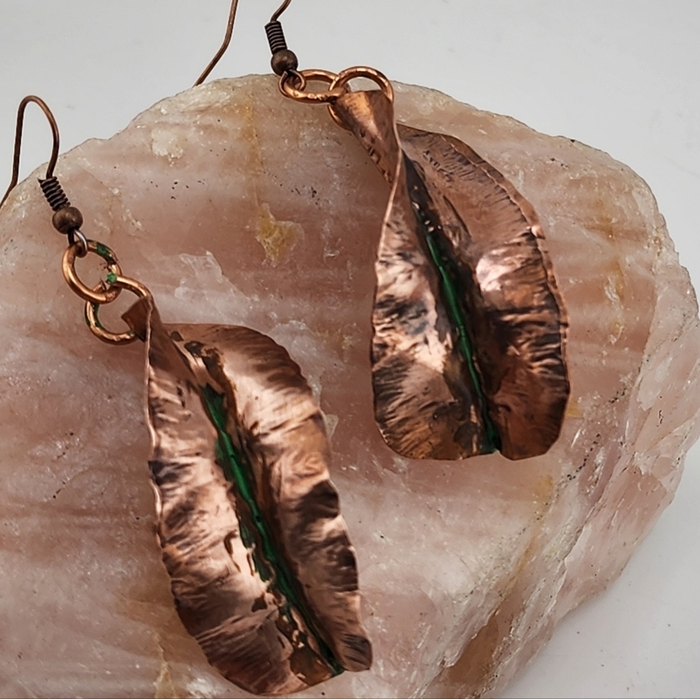 COPPER HAMMERED LEAVES & GREEN PATINA DANGLING EARRINGS - Picture 5 of 10